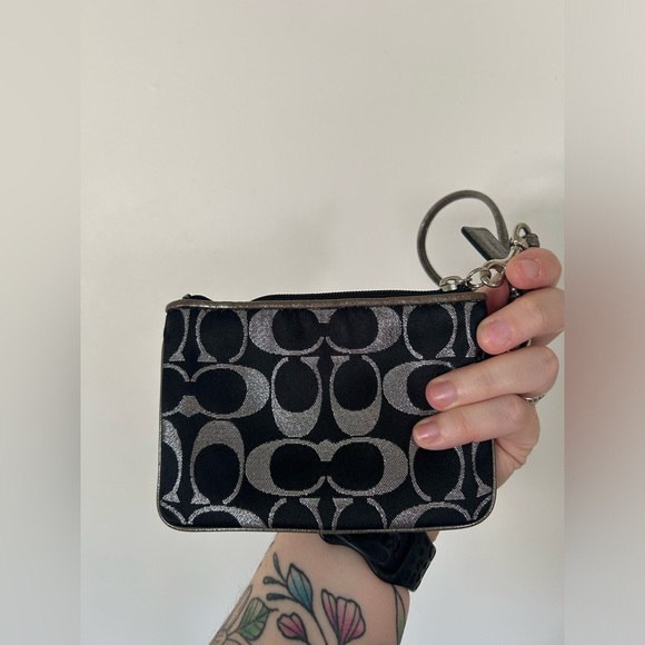 Coach Poppy Wristlet - Picture 4 of 9